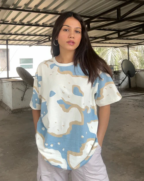 Women’s Oversized T-Shirt with Wavy Graphic Design