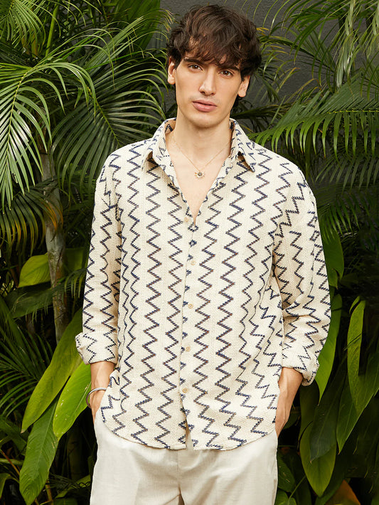Elegant Men’s Knit Shirt with Classic Zig Zag Pattern for Smart Casual Look