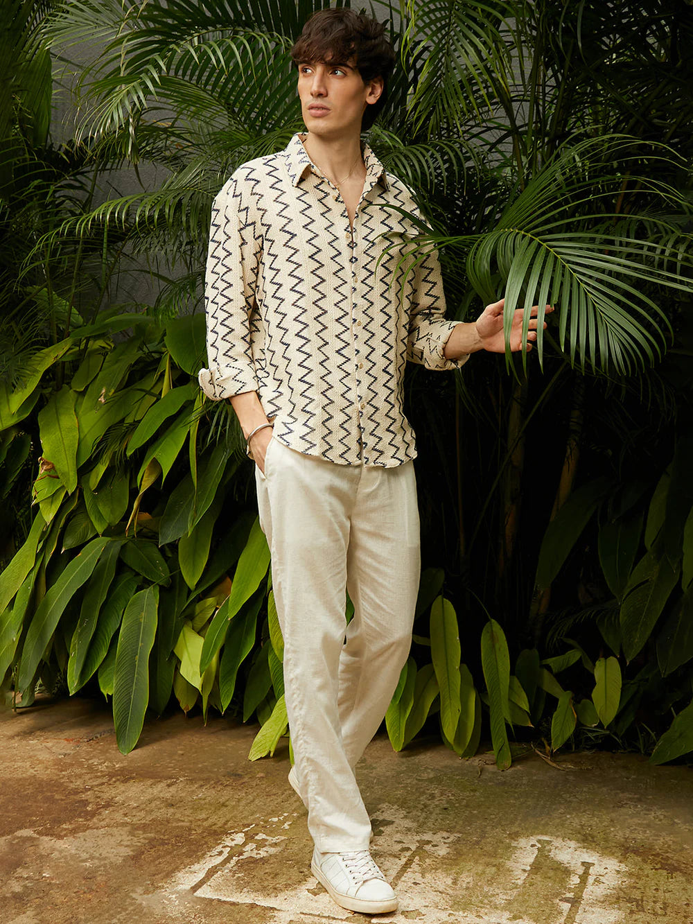 Elegant Men’s Knit Shirt with Classic Zig Zag Pattern for Smart Casual Look