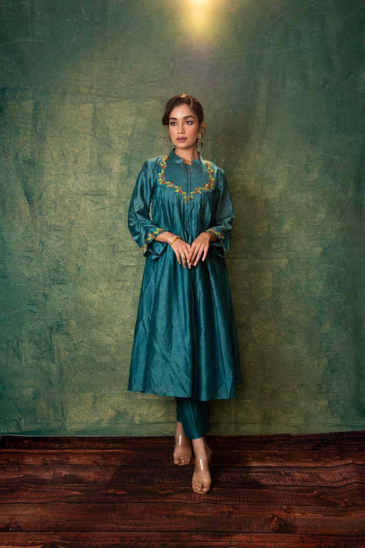 Sophisticated Teal Chanderi Embroidered Kurta with Matching Pants Featuring Ethnic Detailing and Flattering Silhouette