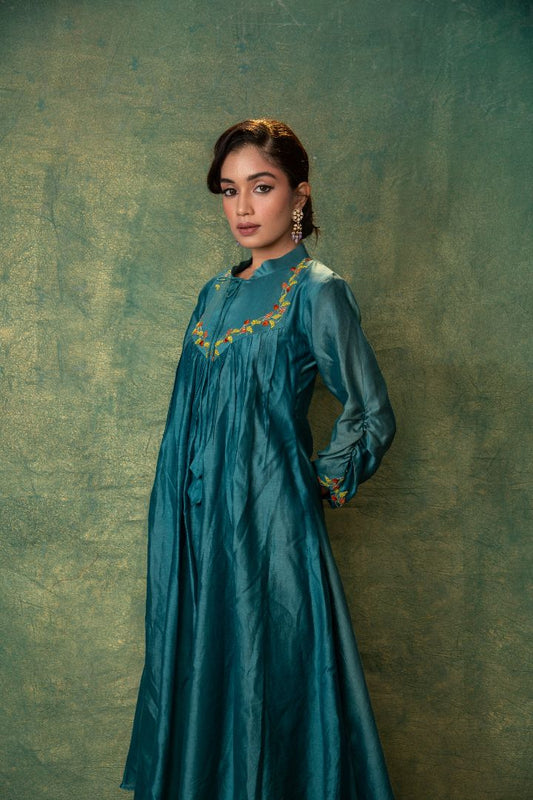 Sophisticated Teal Chanderi Embroidered Kurta with Matching Pants Featuring Ethnic Detailing and Flattering Silhouette