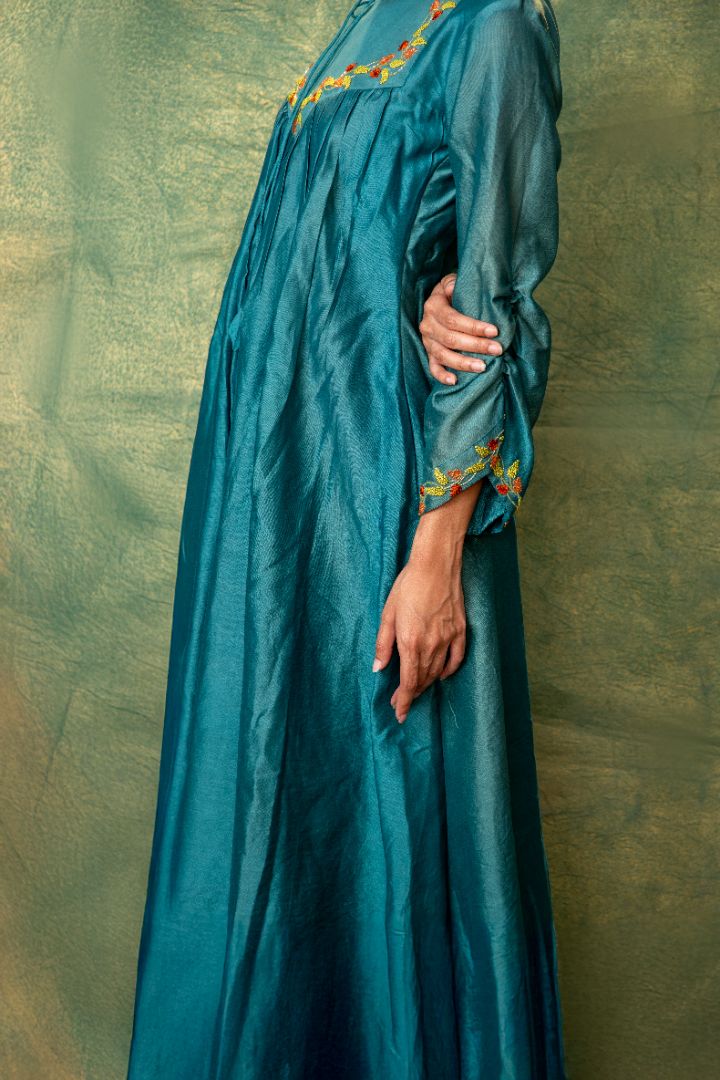 Sophisticated Teal Chanderi Embroidered Kurta with Matching Pants Featuring Ethnic Detailing and Flattering Silhouette