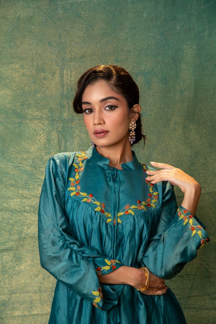 Sophisticated Teal Chanderi Embroidered Kurta with Matching Pants Featuring Ethnic Detailing and Flattering Silhouette