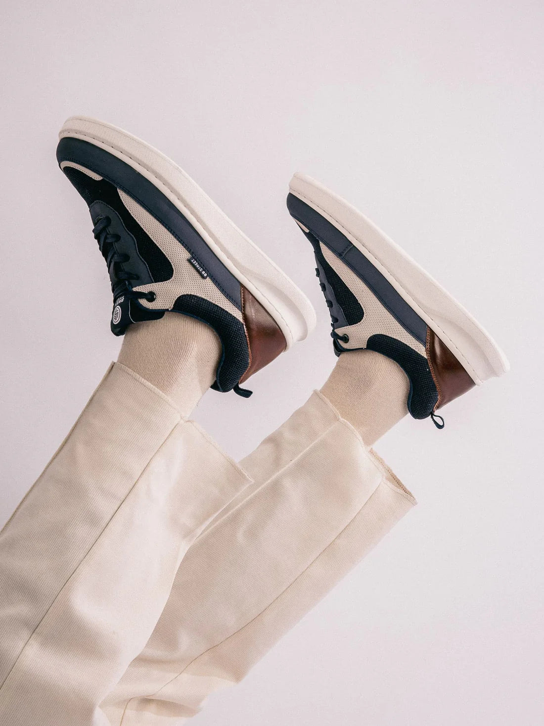 Sporty Men’s Low-Top Sneakers for Running, Walking, and Smart Casual Looks