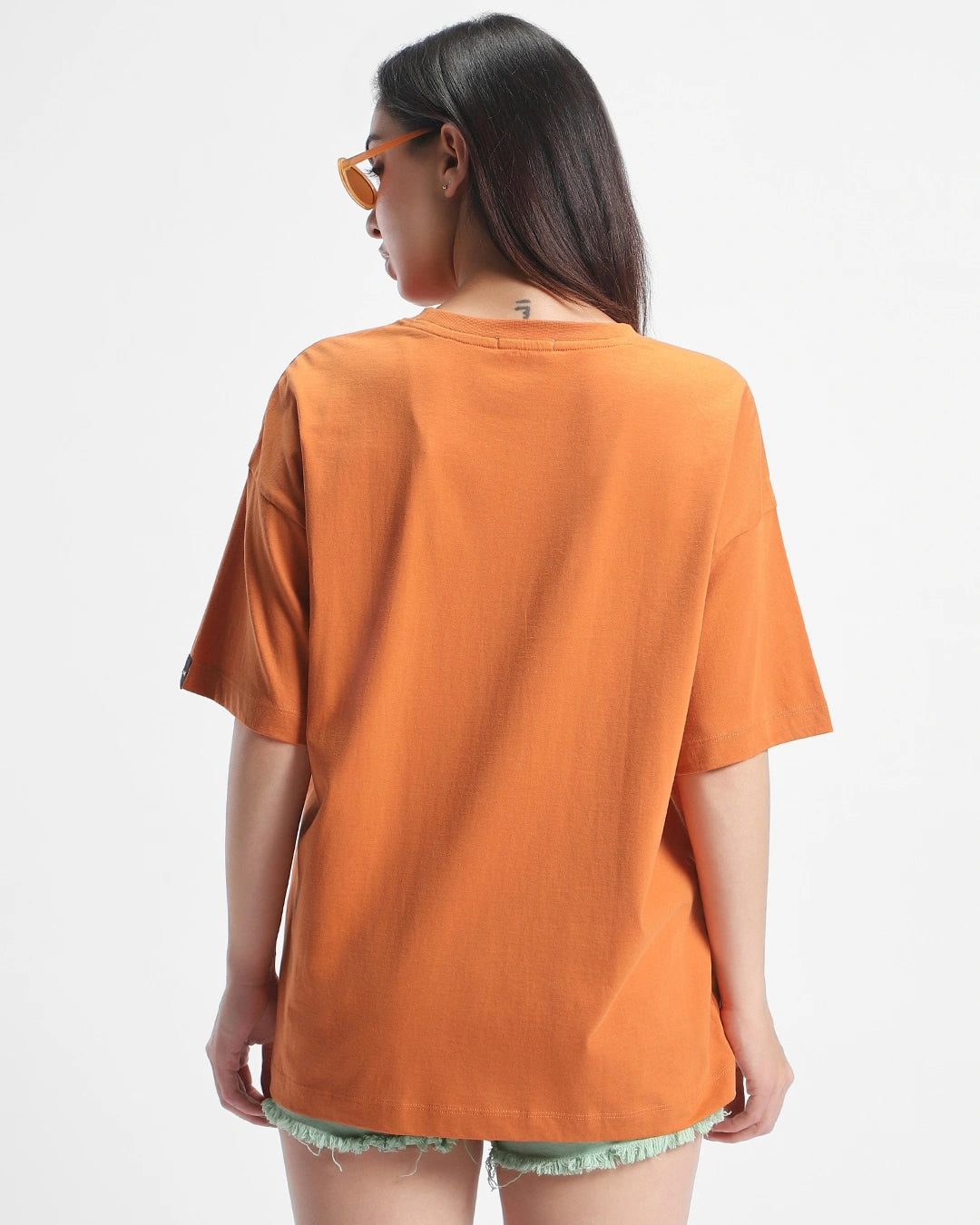 Fashionable Women’s Oversized T-shirt with Bold Graphic Queen Bee Print