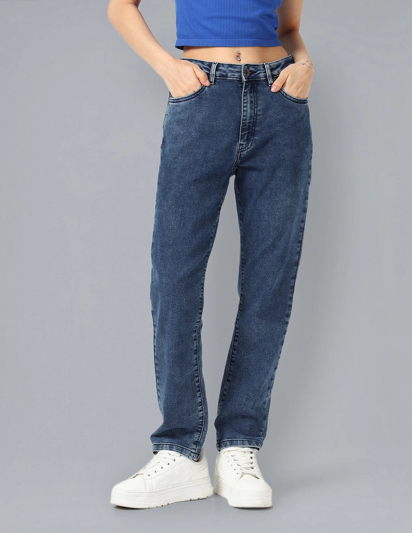 Stylish Women’s Straight Fit High Rise Jeans Perfect for Street Style and Casual Outings