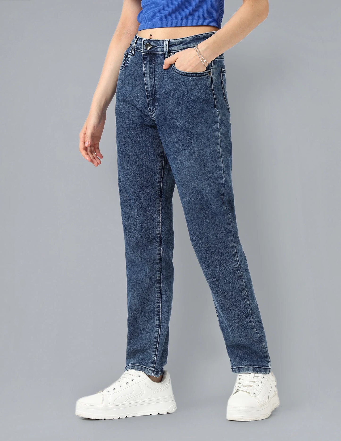 Stylish Women’s Straight Fit High Rise Jeans Perfect for Street Style and Casual Outings