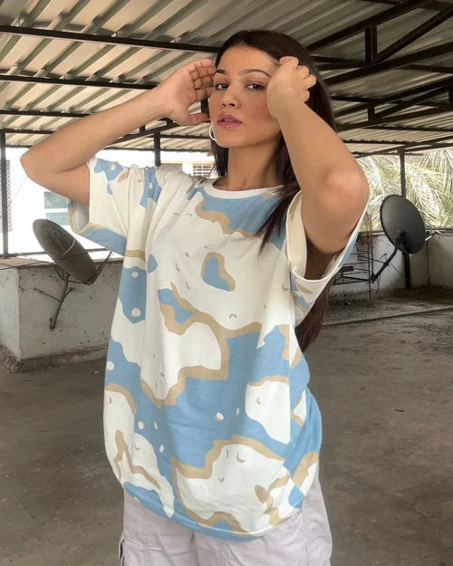 Women’s Oversized T-Shirt with Wavy Graphic Design