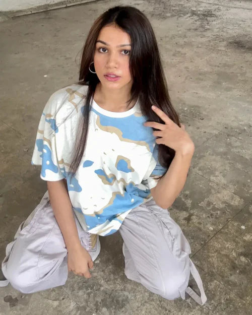 Women’s Oversized T-Shirt with Wavy Graphic Design