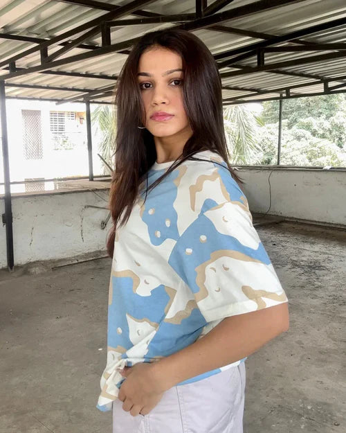 Women’s Oversized T-Shirt with Wavy Graphic Design