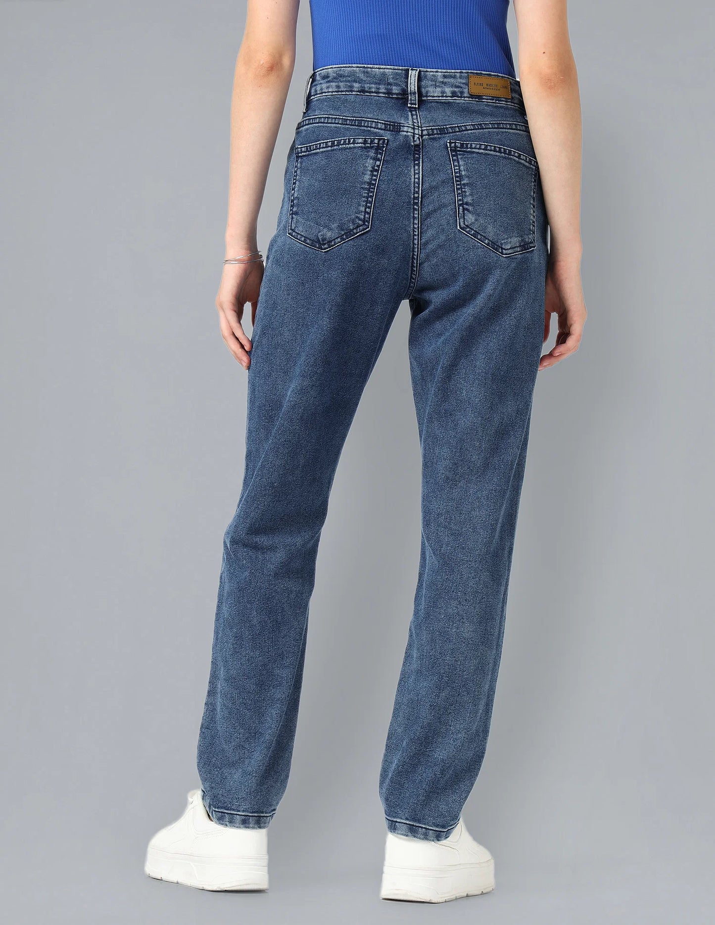 Stylish Women’s Straight Fit High Rise Jeans Perfect for Street Style and Casual Outings