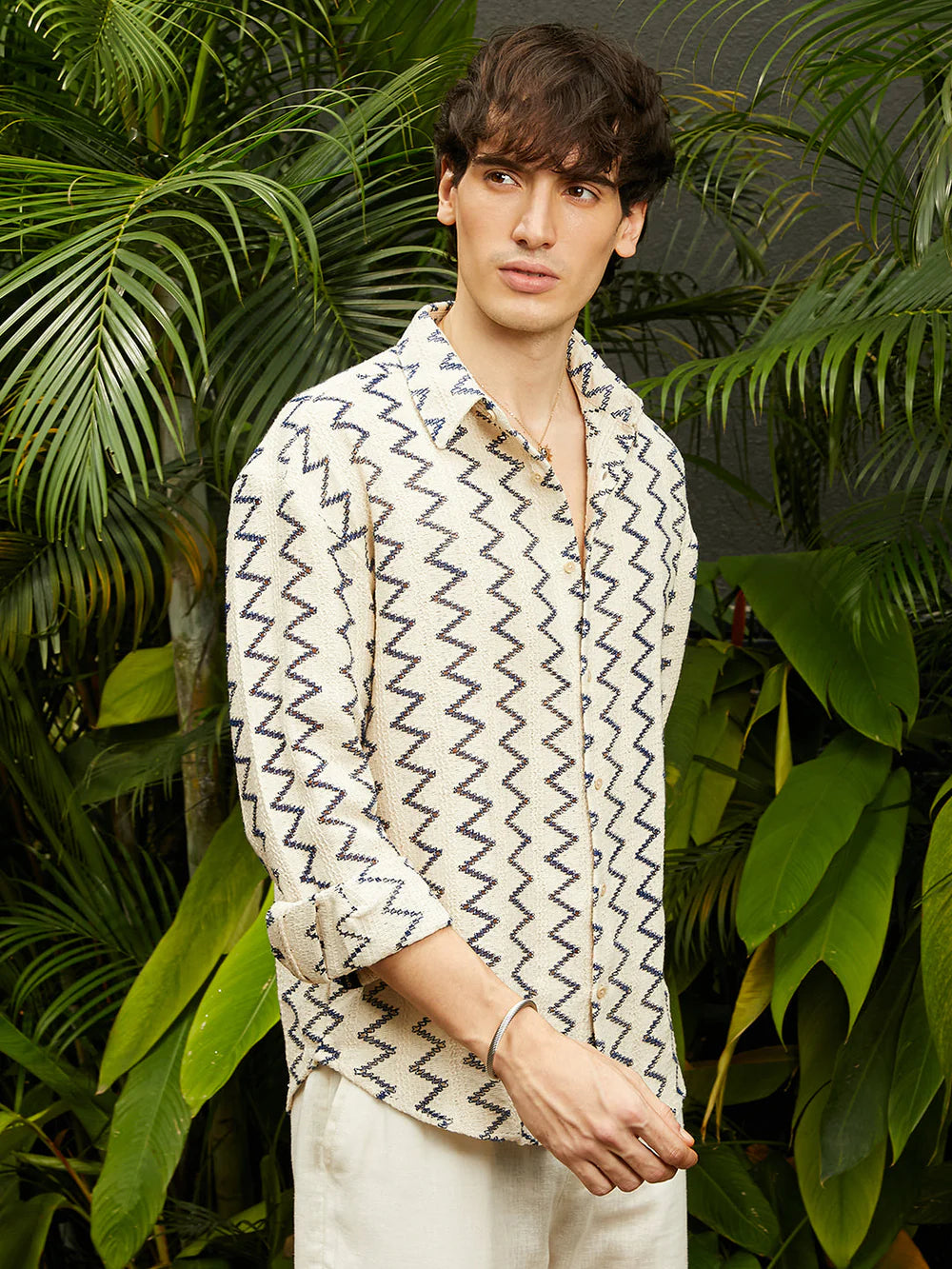 Elegant Men’s Knit Shirt with Classic Zig Zag Pattern for Smart Casual Look
