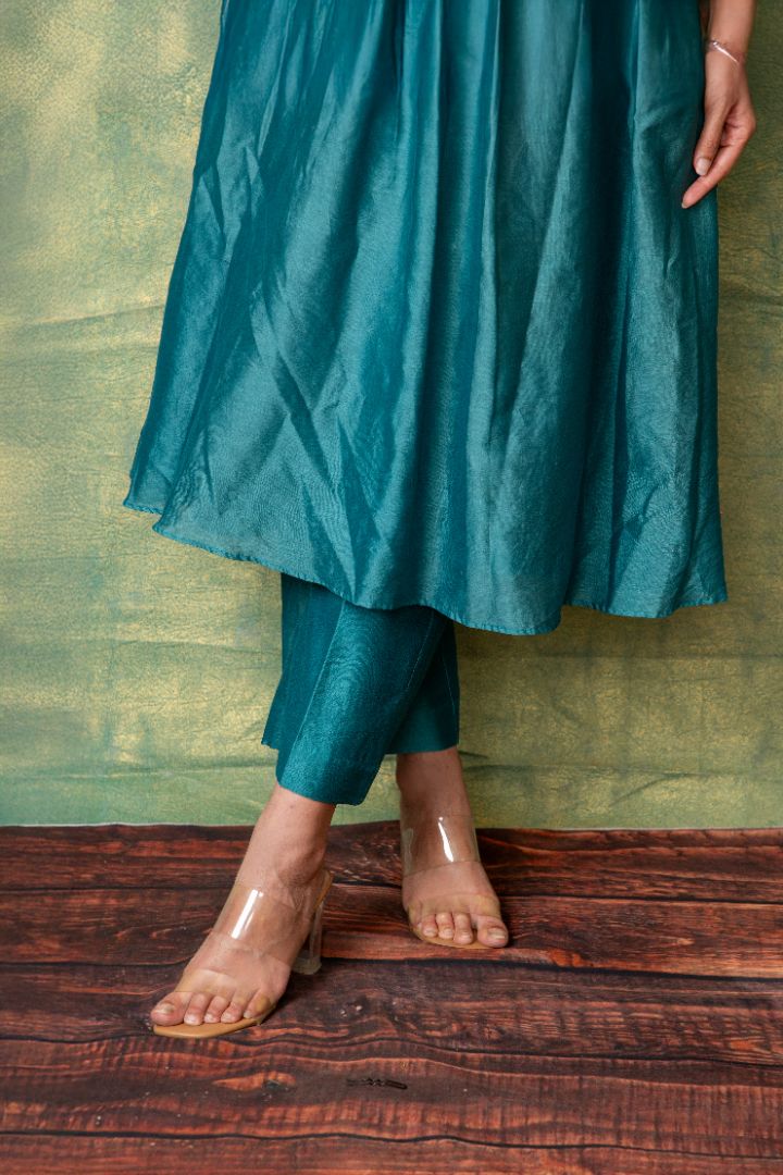 Sophisticated Teal Chanderi Embroidered Kurta with Matching Pants Featuring Ethnic Detailing and Flattering Silhouette
