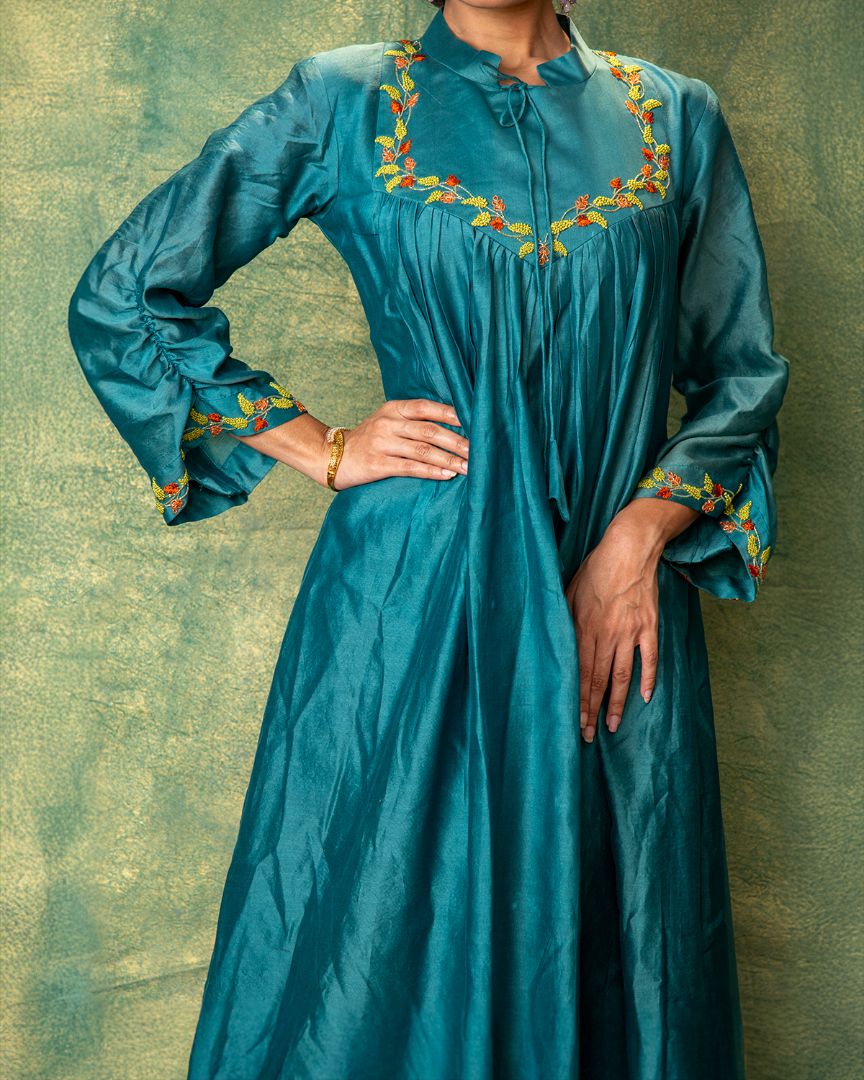 Sophisticated Teal Chanderi Embroidered Kurta with Matching Pants Featuring Ethnic Detailing and Flattering Silhouette