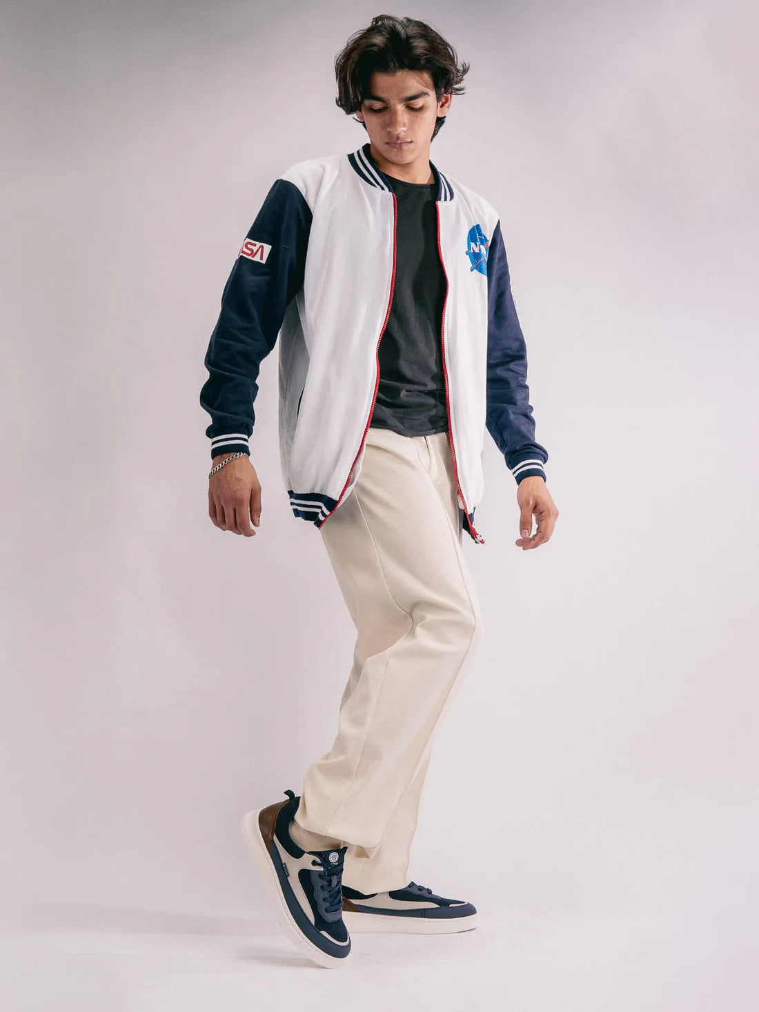 Sporty Men’s Low-Top Sneakers for Running, Walking, and Smart Casual Looks