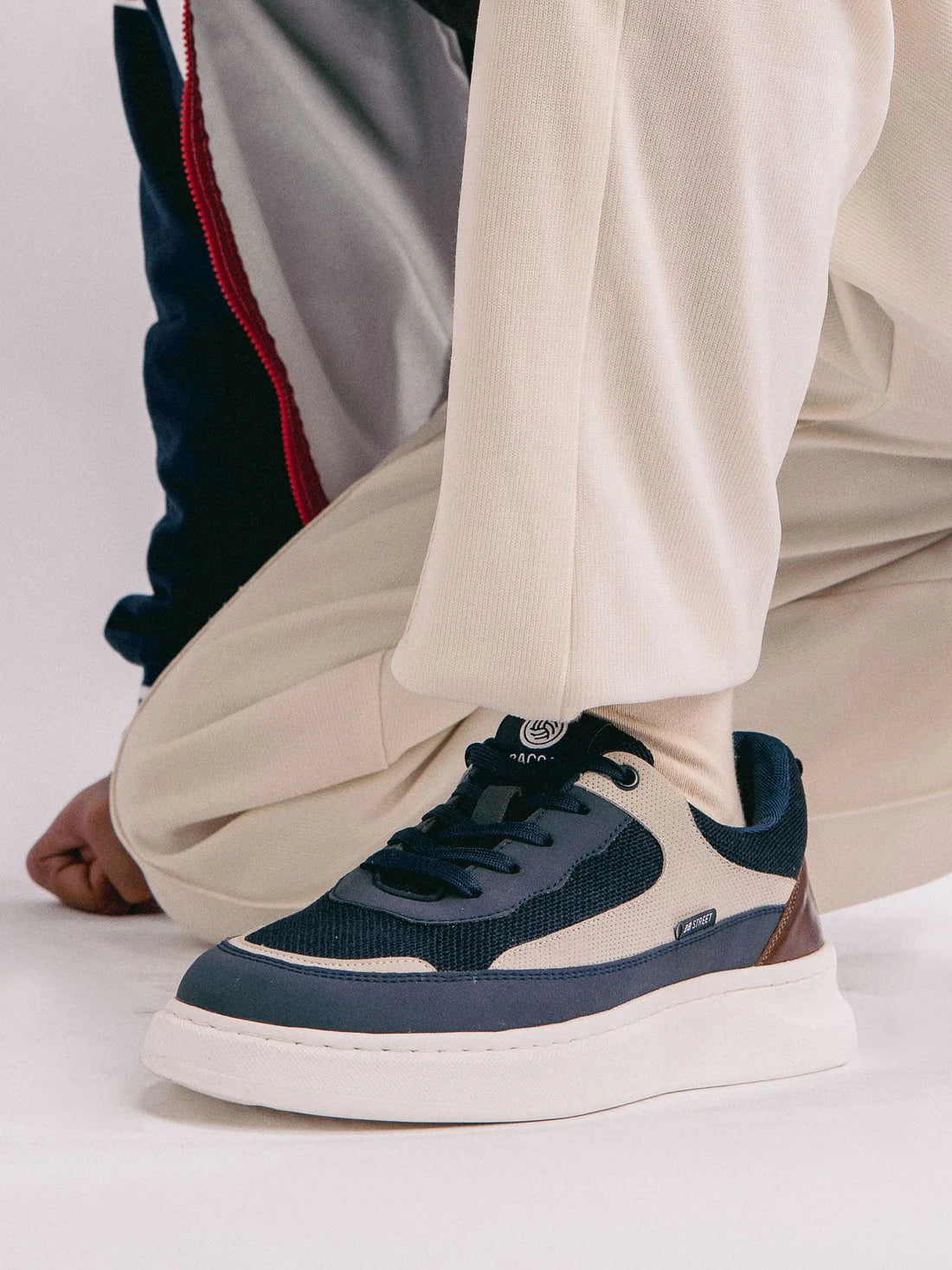 Sporty Men’s Low-Top Sneakers for Running, Walking, and Smart Casual Looks