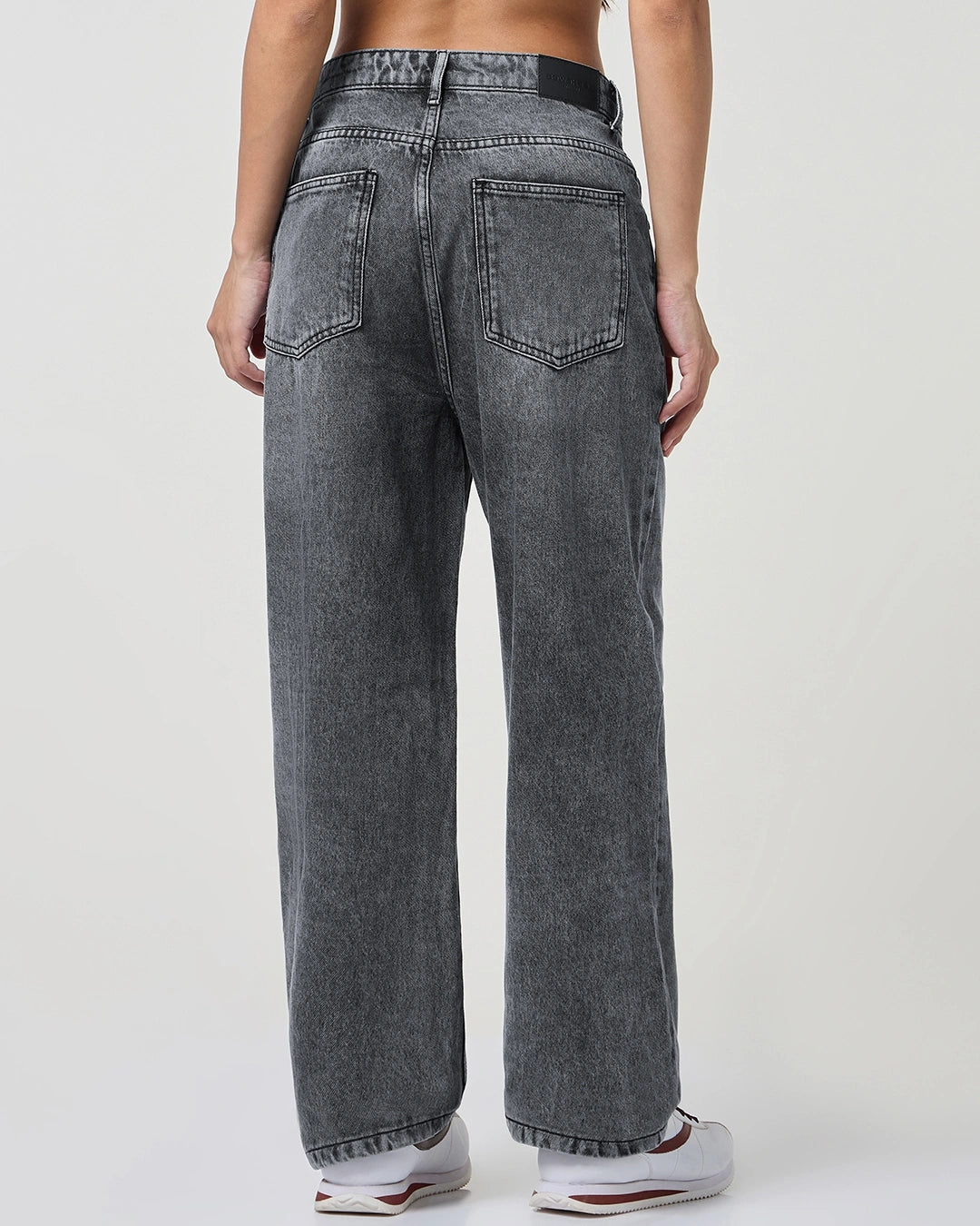 Trendy Women’s Grey Distressed Washed Straight Fit Jeans Perfect for Casual Street Style Outfits