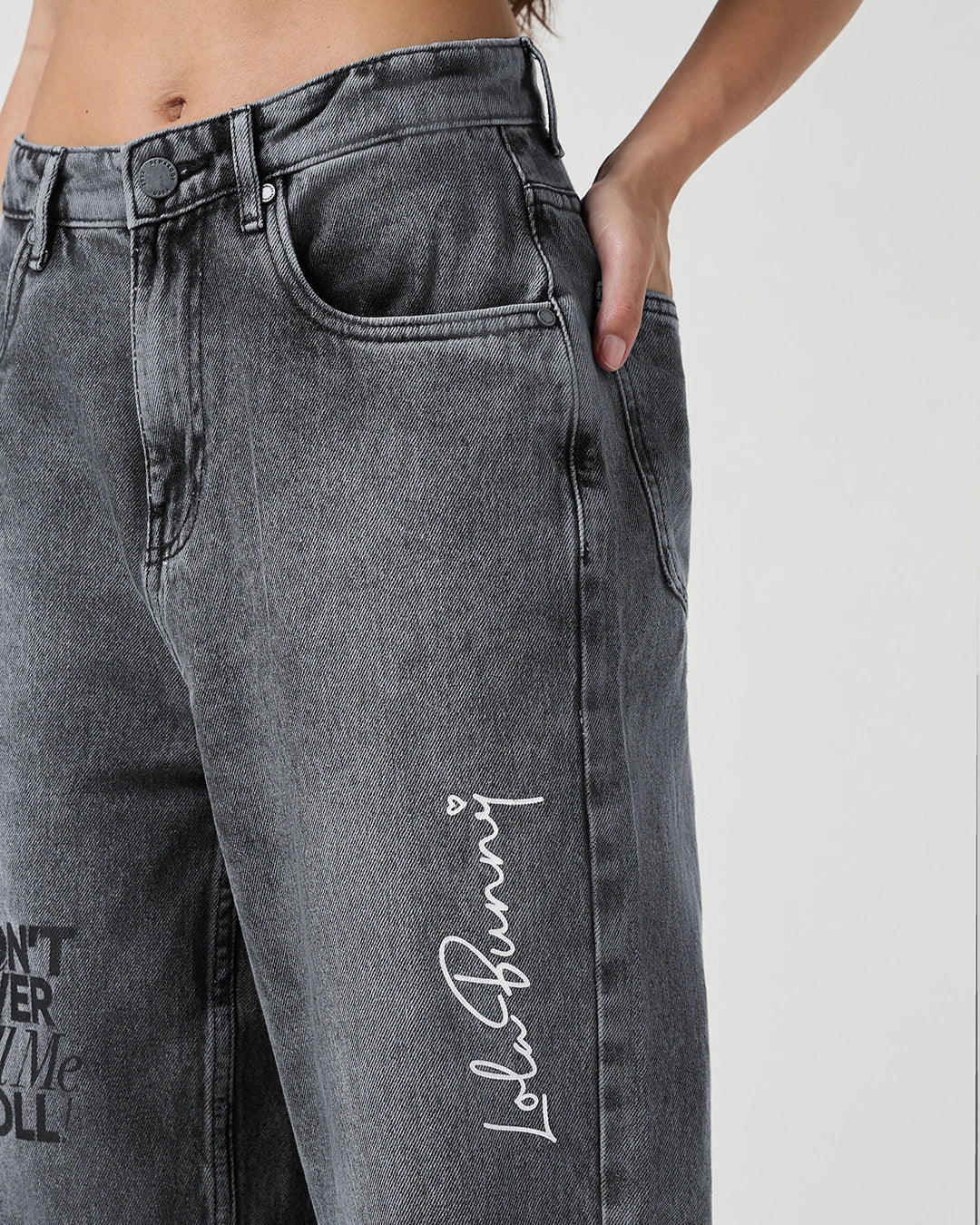 Trendy Women’s Grey Distressed Washed Straight Fit Jeans Perfect for Casual Street Style Outfits