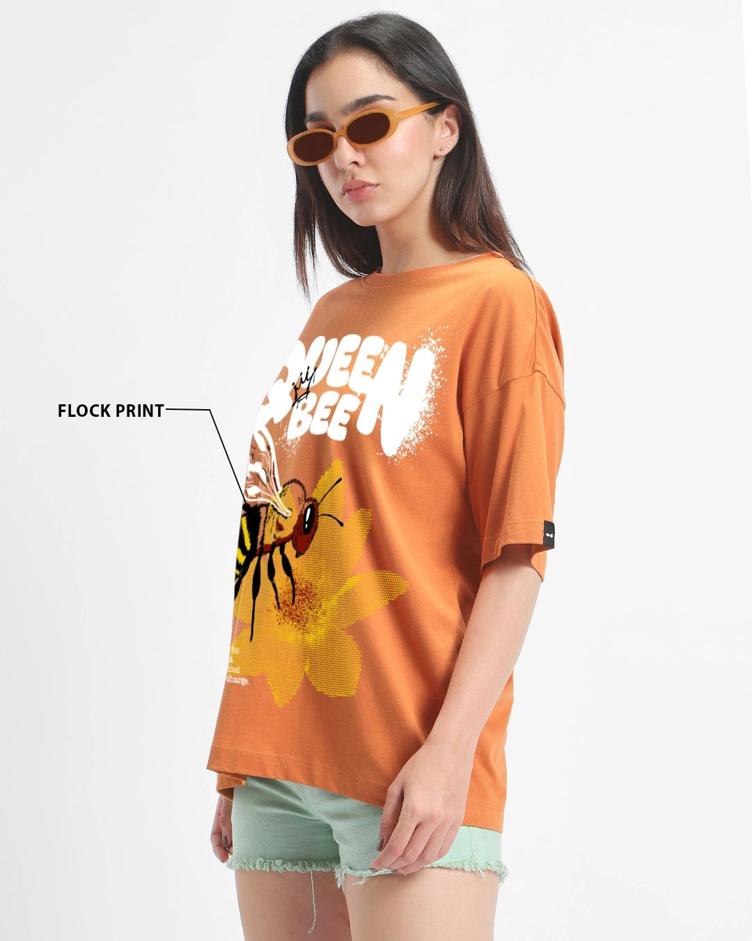 Fashionable Women’s Oversized T-shirt with Bold Graphic Queen Bee Print