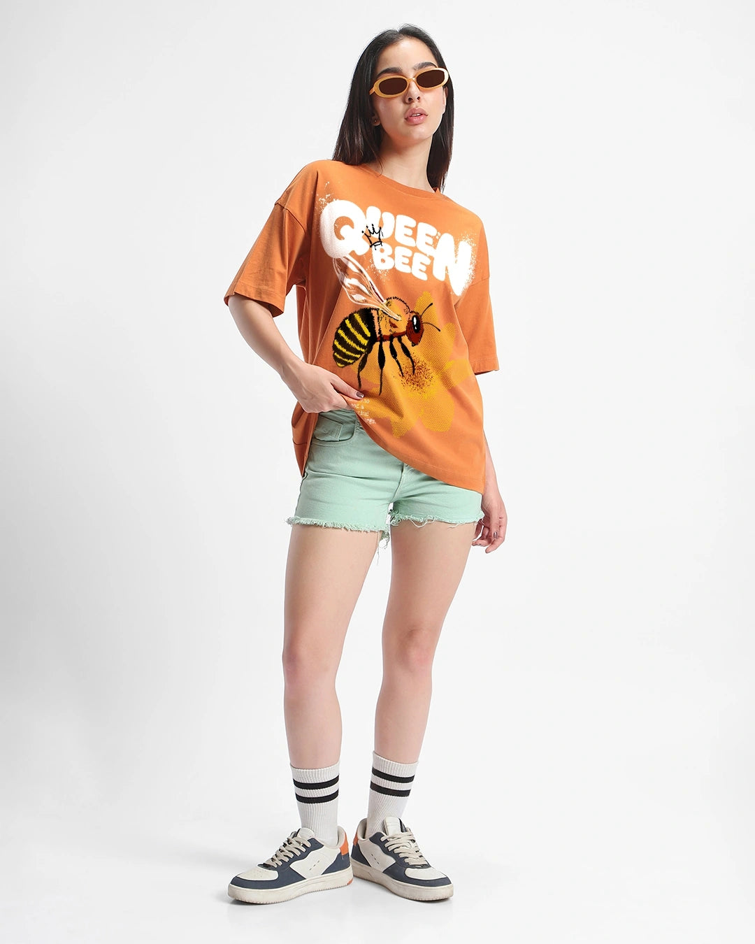 Fashionable Women’s Oversized T-shirt with Bold Graphic Queen Bee Print