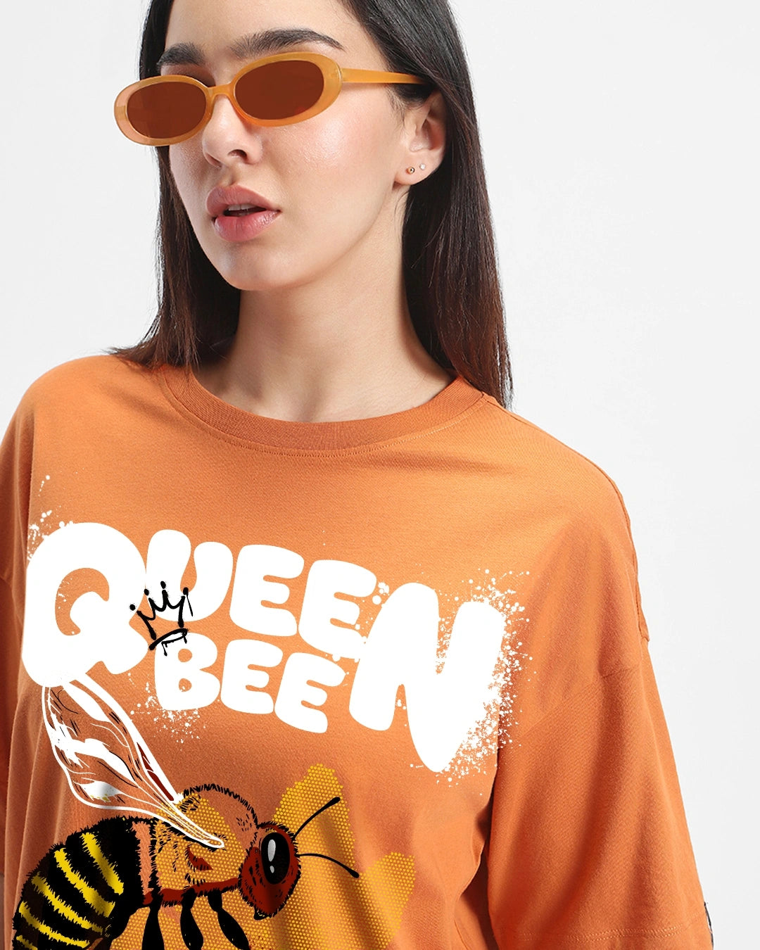 Fashionable Women’s Oversized T-shirt with Bold Graphic Queen Bee Print