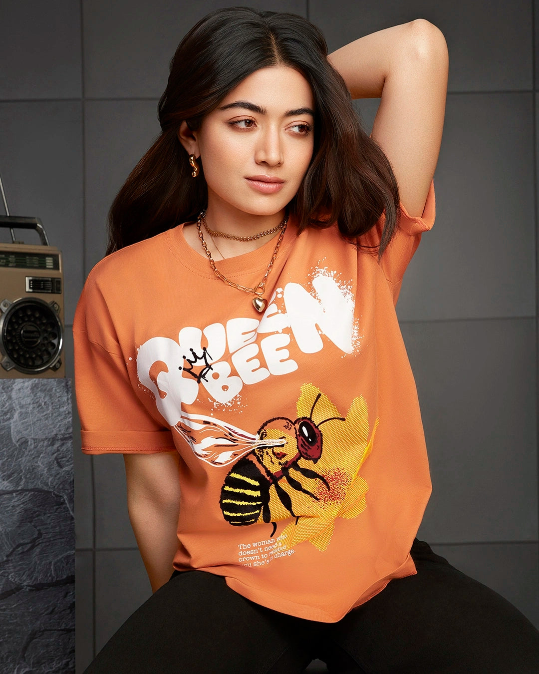 Fashionable Women’s Oversized T-shirt with Bold Graphic Queen Bee Print